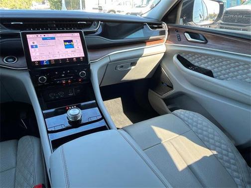 2022 Jeep Grand Cherokee Summit
