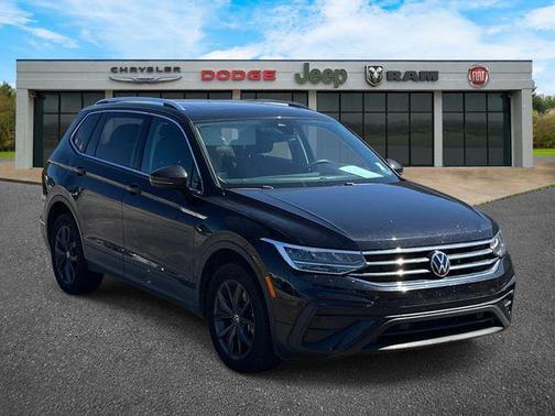 Deep Black Pearl 2022 Volkswagen Tiguan 2.0T SE