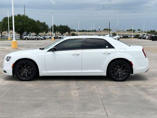 Bright White Clearcoat 2019 Chrysler 300 Touring