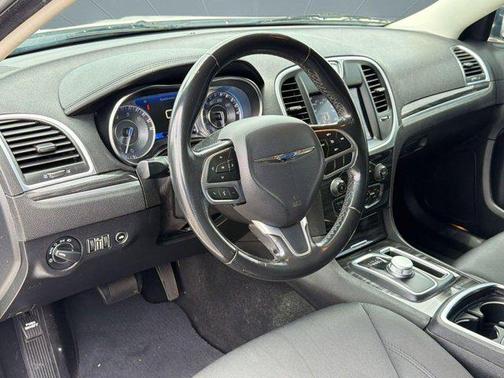 Bright White Clearcoat 2019 Chrysler 300 Touring