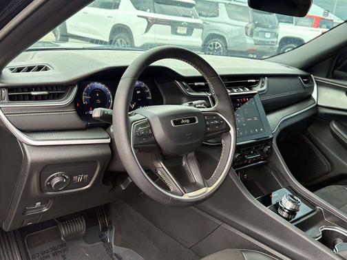 Diamond Black Crystal Pearlcoat 2025 Jeep Grand Cherokee L Altitude