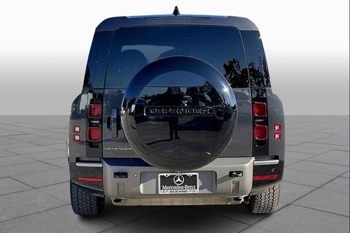 2024 Land Rover Defender 130 P400 X-Dynamic SE