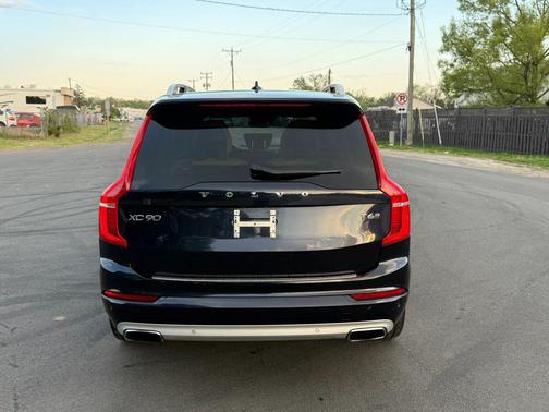 2017 Volvo XC90 T6 Momentum