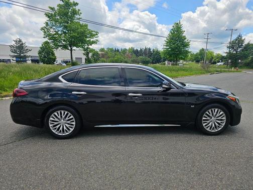 2016 INFINITI Q70L 3.7