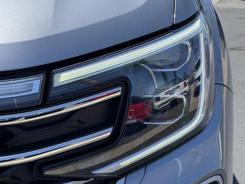 Silver Bird Metallic 2024 Volkswagen Atlas 2.0T SE