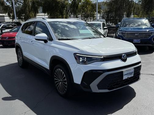 Pure White 2025 Volkswagen Taos 1.5T SE