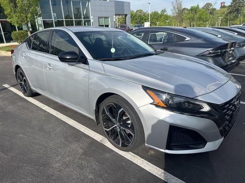 Brilliant Silver Metallic 2023 Nissan Altima SR FWD