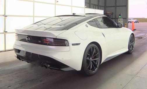 Everest White Pearl Tricoat/Super Black 2024 Nissan Z Performance Manual