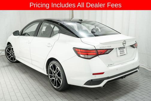 Aspen White Tricoat/Super Black 2024 Nissan Sentra SR