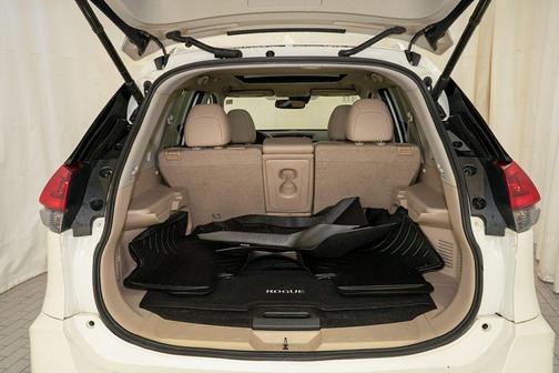 Pearl White 2018 Nissan Rogue SL