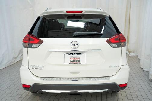 Pearl White 2018 Nissan Rogue SL