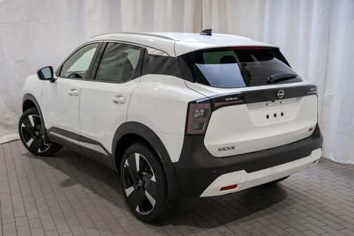 Aspen White Tricoat 2026 Nissan Kicks SR