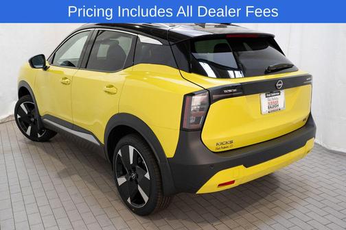 Yuzu Yellow Metallic/Super Black 2026 Nissan Kicks SR