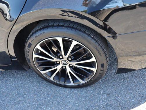 Midnight Black Metallic 2019 Toyota Camry SE