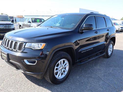 Diamond Black Crystal Pearlcoat 2018 Jeep Grand Cherokee Laredo E