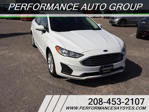 white 2019 Ford Fusion SE Sedan