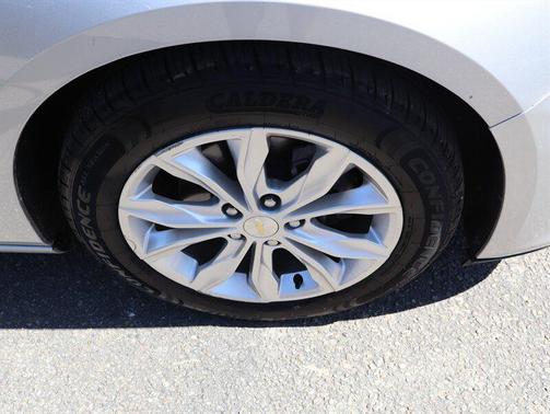Silver Ice Metallic 2020 Chevrolet Malibu FWD LT