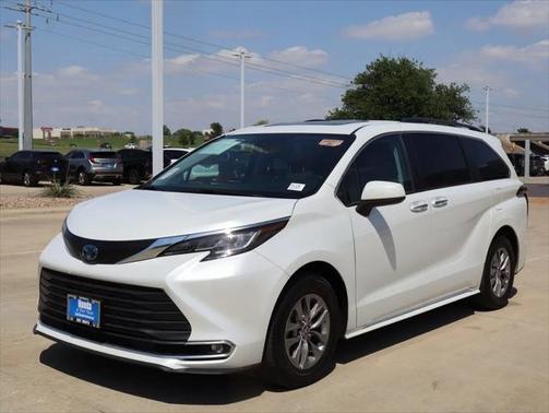 2022 Toyota Sienna XLE 8 Passenger