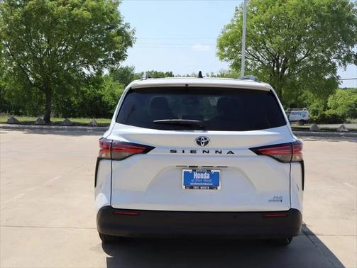 2022 Toyota Sienna XLE 8 Passenger