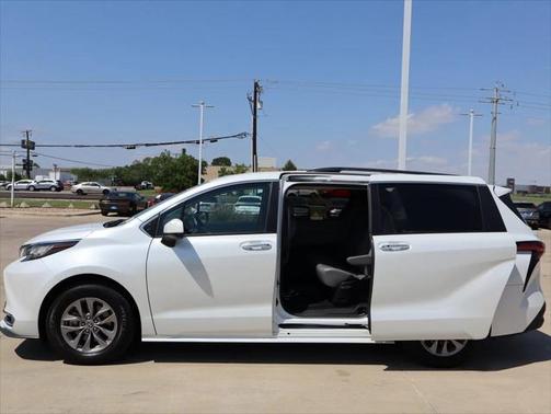 2022 Toyota Sienna XLE 8 Passenger