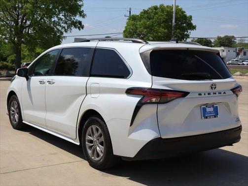 2022 Toyota Sienna XLE 8 Passenger