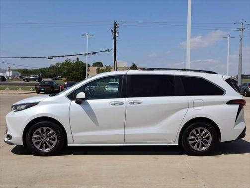 2022 Toyota Sienna XLE 8 Passenger
