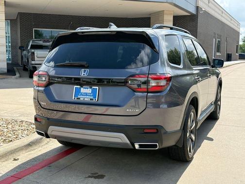 Modern Steel Metallic 2024 Honda Pilot Elite
