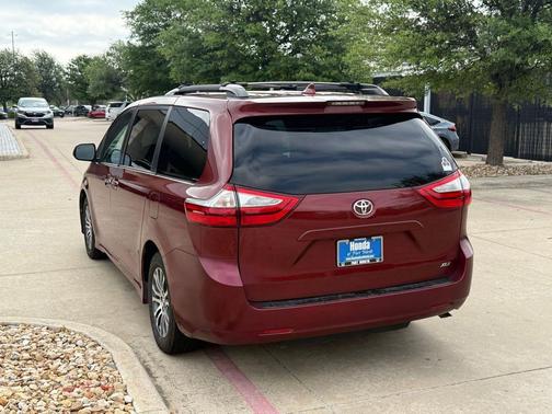 2018 Toyota Sienna XLE