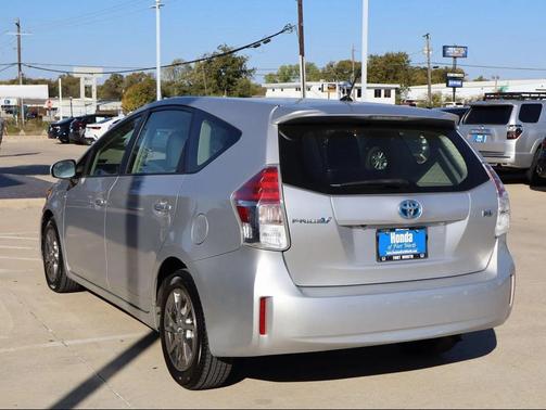 2016 Toyota Prius v Two