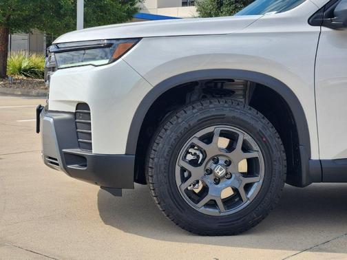 Platinum White Pearl 2026 Honda Pilot TrailSport