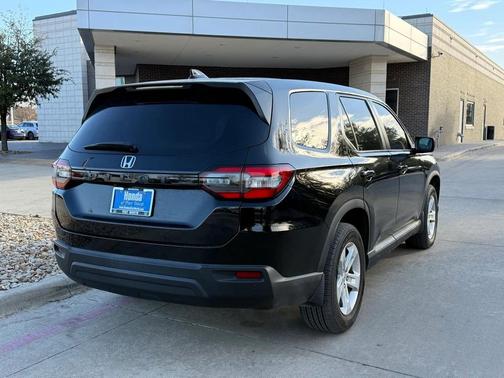 2023 Honda Pilot 2WD LX