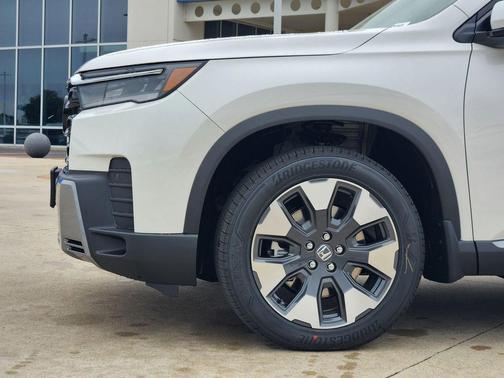 Platinum White Pearl 2026 Honda Pilot Touring 8-Passenger