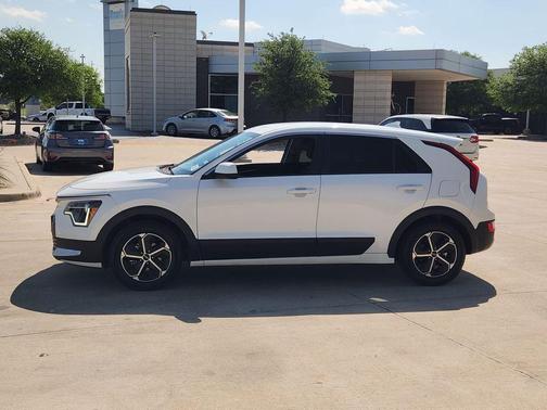 Snow White Pearl 2023 Kia Niro LX