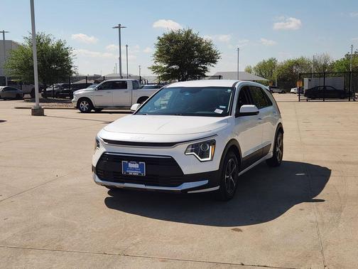 Snow White Pearl 2023 Kia Niro LX