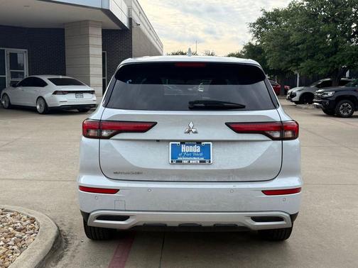 White Diamond 2024 Mitsubishi Outlander SE 2.5 2WD