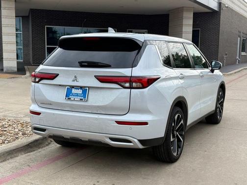 White Diamond 2024 Mitsubishi Outlander SE 2.5 2WD