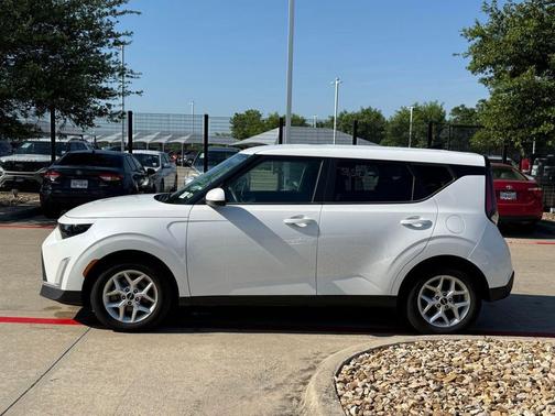 Snow White Pearl 2023 Kia Soul LX