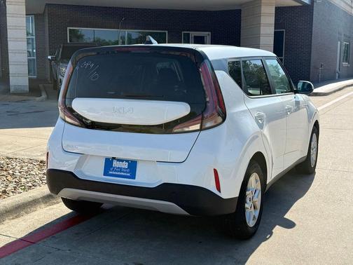 Snow White Pearl 2023 Kia Soul LX