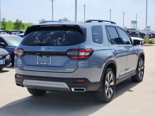 2025 Honda Pilot Touring 8-Passenger