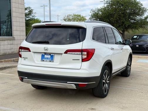 Platinum White Pearl 2022 Honda Pilot Touring 8-Passenger