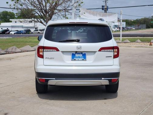Platinum White Pearl 2022 Honda Pilot Touring 8-Passenger