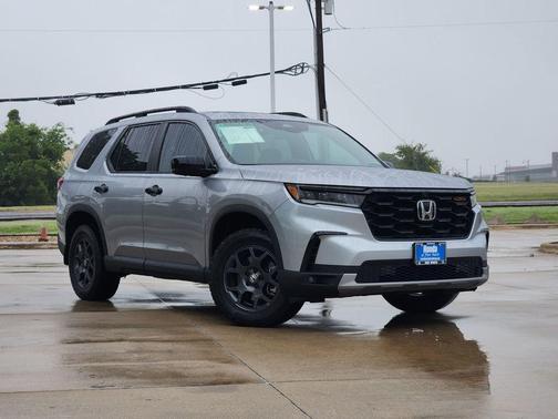 Lunar Silver 2024 Honda Pilot TrailSport