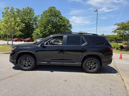 Crystal Black Pearl 2025 Honda Pilot TrailSport