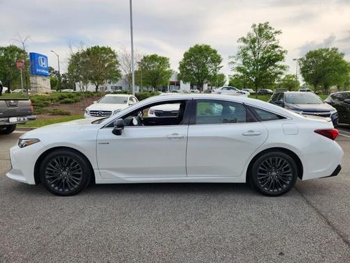 2021 Toyota Avalon Hybrid XSE