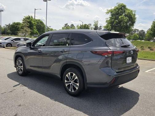 Magnetic Gray Metallic 2024 Toyota Highlander XLE