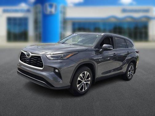 Magnetic Gray Metallic 2024 Toyota Highlander XLE