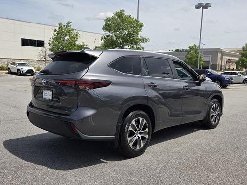 Magnetic Gray Metallic 2024 Toyota Highlander XLE