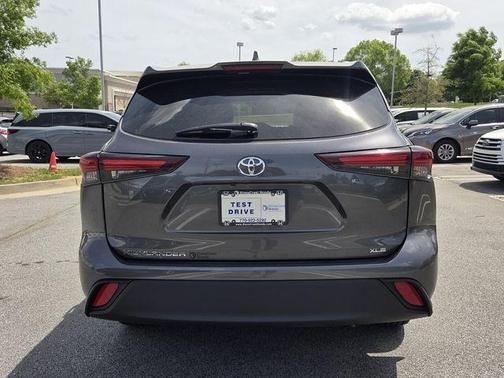Magnetic Gray Metallic 2024 Toyota Highlander XLE