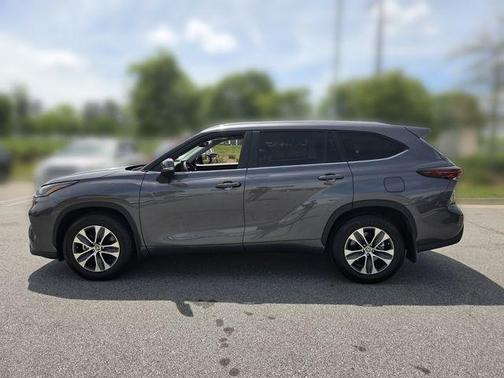 Magnetic Gray Metallic 2024 Toyota Highlander XLE