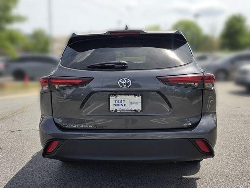 Magnetic Gray Metallic 2024 Toyota Highlander XLE
